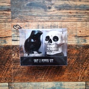 Halloween Skull Crow Salt and Pepper Set New